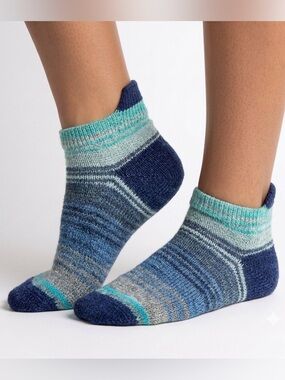 Sybil handcrafted stretchy shorty blue “waves” bamboo below ankle Sox 7-8.5